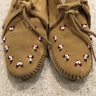 Mocasines de gamuza vintage MINNETONKA, talla 8, con cuentas, tostados Foto 1 de 4