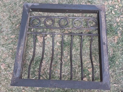 Puerta protectora de ventana de hierro forjado antigua, ventana de puesto de caballos.  Foto 1 de 3