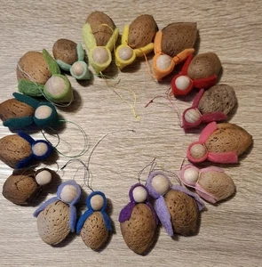 10 X Mandel Wichtel Zwerg Zwerge Waldorf Jahreszeitentisch farbig zum Aufhängen  - Bild 1 von 11