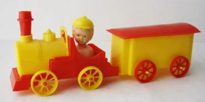 RARA LOCOMOTIVA TRENO VINTAGE ANNI 70 PLASTICA CON RAGAZZO GRECIA GRECO 10"/25cm NUOVA! - Foto 1 di 7