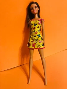 2015 Barbie Puppe in ihrem Schmetterling und Logo Print Kleid Mattel - Bild 1 von 6