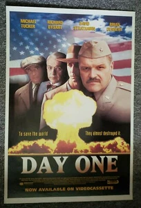 Día Uno 1990 A-BOMB Dennehy Cronyn Dysart Holbrook Ortografía RARO Póster de Video - Imagen 1 de 1