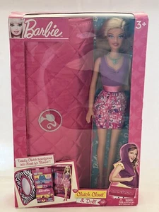 2011 Barbie Clutch Schrank 12" x 14,25" rosa mit Riemen und Puppe - Bild 1 von 2