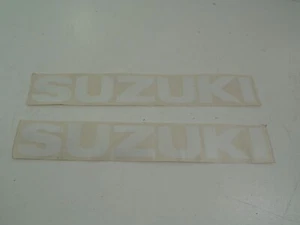 Calcomanía pegatina emblema de carenado debajo de la cubierta Suzuki GS500 F 04-06 68181-01DA0-0JW - Imagen 1 de 2