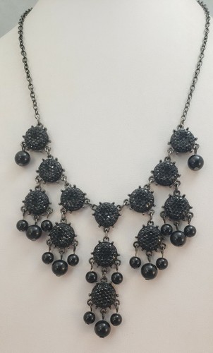 VETEMENTS Collana bavaglino metallo tono argento scuro scintillante perline nere firmate LC Lucite