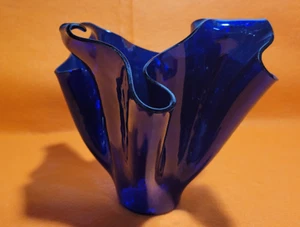 Kobaltblaue Glasvase signiert gefaltet Kunstglas Kobaltvase - Bild 1 von 5