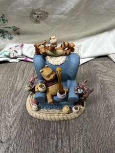 Figurine Simply Pooh "Sweet As Honey" Winnie l'ourson, porcelet et plus 14 x 14 cm - Photo 1/10