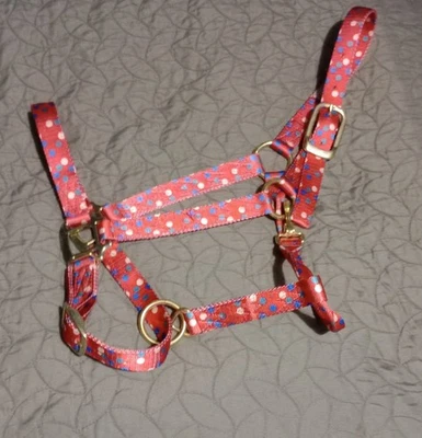 Tejedor Nylon LG. Soporte para caballos, lunares rojos (1100 lb-1500 lb) Foto 1 de 4