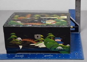Antigua caja de música para joyería asiática de madera pintada a mano con incrustaciones concha abulón Japón - Imagen 1 de 11
