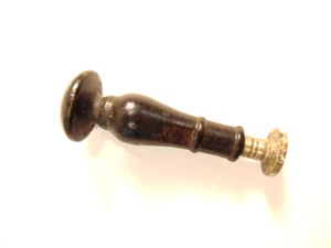 old wax seal with Gothic letter on wooden handle - Picture 1 of 4