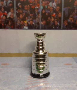 Accesorio de figura de hockey Stanley Cup Trophy 1998/99 alineación inicial (SLU) - Imagen 1 de 3