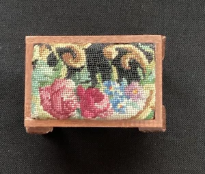 Reposapiés miniatura para casa de muñecas tapizado en pequeño punto antiguo. - Imagen 1 de 4