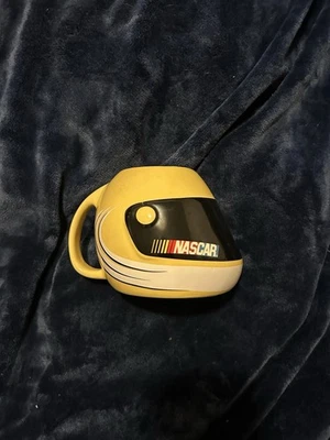 Taza de café de cerámica con diseño de casco amarillo NASCAR Sherwood Brands 16 oz 2003 vintage Foto 1 de 4