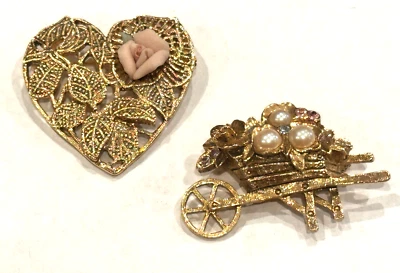 LOTE DE 2 BROCHES BROCHE PERLA IMITACIÓN CARRETILLA ROSA PORCELANA CORAZÓN VINTAGE MARCA 1928 Foto 1 de 4