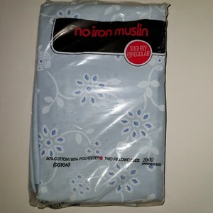 Zwei Vintage Standard Kissenbezüge blau Blumen Musselin neu aus altem Lagerbestand...unregelmäßig - Bild 1 von 3