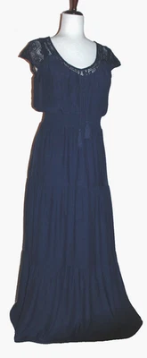 Maxi Vestido Luxology Azul Marino Forrado Crochet Cuello y Mangas de Gorra en Niveles Mediano Foto 1 de 4