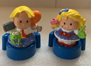 Fisher Price Little People 2 invitados a fiesta de cumpleaños y 2 sillas - Imagen 1 de 7