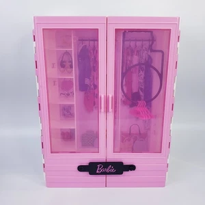 Mattel Barbie Kleiderschrank Tragetasche Schrank mit Kleiderbügeln - Bild 1 von 3