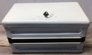 Toallero vintage de papel metálico con llave - Imagen 1 de 6