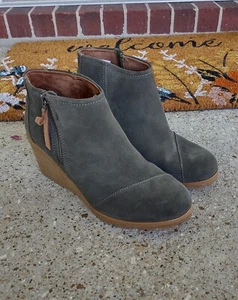TOMS "Avery" Boot Tasseled Round Toe Wedge Zip Up Sz 10 Suede Mix Olive - Picture 1 of 11