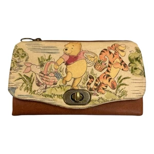 CottonlyYours Etsy 100 Acre Holz Damen Geldbörse Winnie Puuh gut gebraucht - Bild 1 von 4