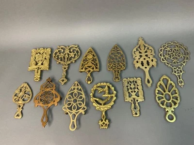 ЛАТУННЫЕ НОЖКИ С РУЧКАМИ TRIVETS смешанный лот 12 антикварный прилавок \ настенная витрина - Изображение 1 из 4