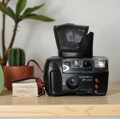 Fotocamera Analogica Yashica AF Mini 35mm Con Custodia Tracolla Colore Nero - Immagine 1 di 4