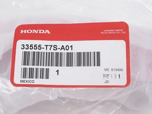 Genuine OEM Honda 33555-T7S-A01 Driver Rear Bumper Reflector 2016-2020 HR-V - Picture 1 of 4