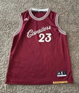 Camiseta deportiva Lebron James #23 Cleveland Cavaliers ADIDAS roja con guión talla juvenil L - Imagen 1 de 8