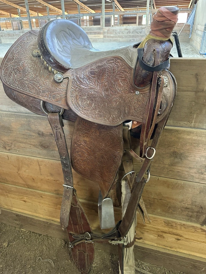15 inch Crate Roping Saddle, Mike Beers. Very well taken care of, great shape - Image 1 of 4