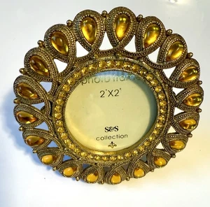 Vintage S & S gelb Schmucksteinen Antik Gold Ton Rund Fotorahmen 2”x 2” Verziert - Bild 1 von 5