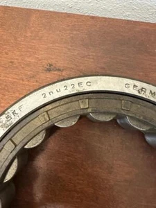 NUOVO SKF Cuscinetto a rulli 2 NU 22 EC Germania F 2 (NO SCATOLA) - Foto 1 di 1
