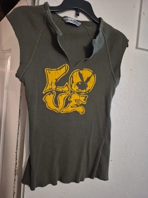 Camiseta Babydoll Y2k De Colección Playboy "Love Playboy" Verde Oliva y Amarillo Corte en V Cuello M/L Foto 1 de 4
