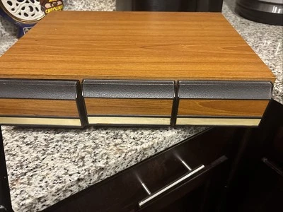 Organizador de cinta de casete 3 cajones imitación madera grano tiene capacidad para 36 casetes (Walmart) Foto 1 de 4