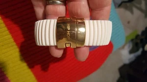 hip hop bracciale donna gomma bianco con chiusura a clip dorata - Foto 1 di 3