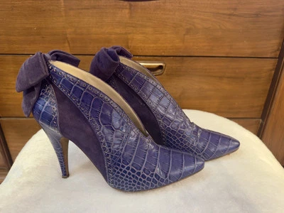 Escada Purple Bow Heels, 38 1/2 Italy, 7.5 USA Leather, Suede, Made In Italy! - Image 1 of 4