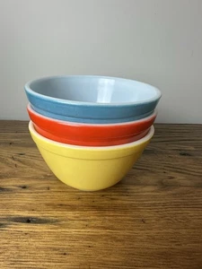 Three Vintage Pyrex Ovenware Glass Mixing Bowls 1 1/2 Pint #401 Yellow Blue Red - Picture 1 of 17