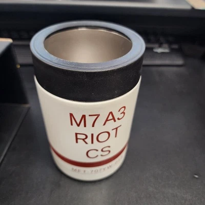 Lata de bebida Mission First Tactical M7A3 CS 12 OZ Koozie - Nova na caixa! Controle de distúrbios. - Imagem 1 de 4