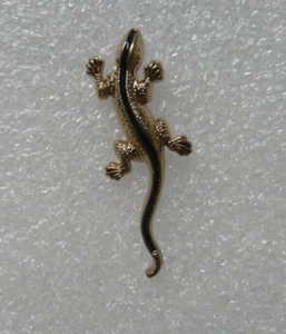 3D Lizard pin badge. Gold coloured design. Metal. Gecko. Goana. Common Wall - Picture 1 of 3