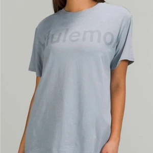Lululemon graphic logo all yours tee size 4 baby blue - Picture 1 of 3