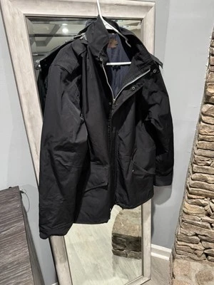 REISS IMPERMEABLE CON CAPUCHA PARA MUJER EN NEGRO XL Foto 1 de 4