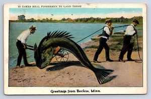 Vintage Postcard Backus MN Exaggeration Fish on Cart "Real Fishermen" U8 - Imagen 1 de 2