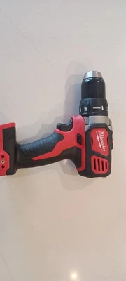 Taladro atornillador de combustible Milwaukee M18 1/2" Foto 1 de 4
