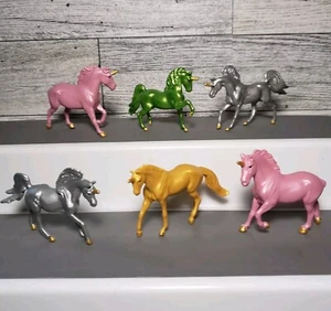 6 BREYER Mini Whinnies Mini Whinny Einhorn Überraschung Blind Bag lose Einhörner - Bild 1 von 6