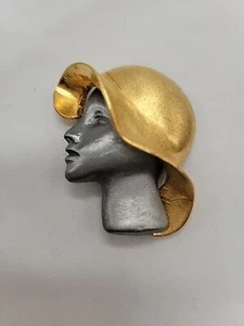 Vtg Ultra Craft Brooch Pin Woman Profile Sun Hat Two Tone Fashionable Lady - Foto 1 di 9