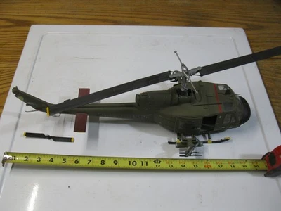 Bell Huey Gunship Helicopter Plastic Model Kit 1:24 Scale - Image 1 of 4