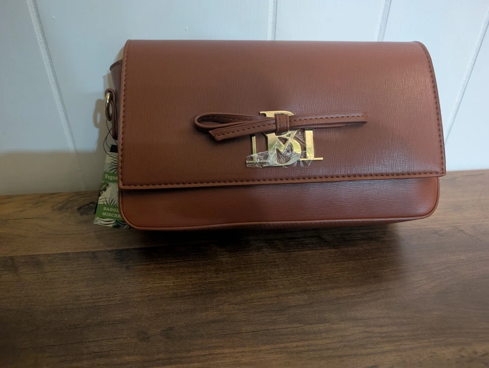 Bandolera de cuero Badgley Mischka con detalle de lazo y logotipo Foto 1 de 1