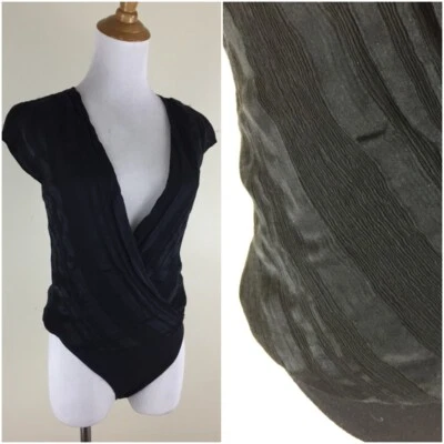 Body BEBE Mujer Talla XS Negro Mezcla Tela Seda Texturizado Bajo V Imitación Envolvente Foto 1 de 4