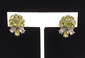 Orecchini Vintage Corona Trifari Verde Oliva e Strass Grigio - Foto 1 di 14