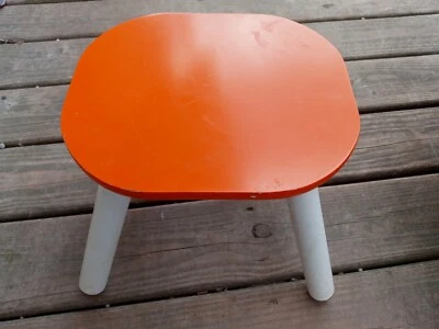 Taburete de madera naranja KidKraft para niños pequeños/niños Foto 1 de 4